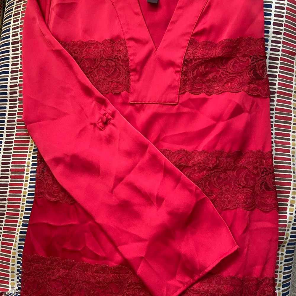 Dana Buchanan silky& lacy top .Like new !